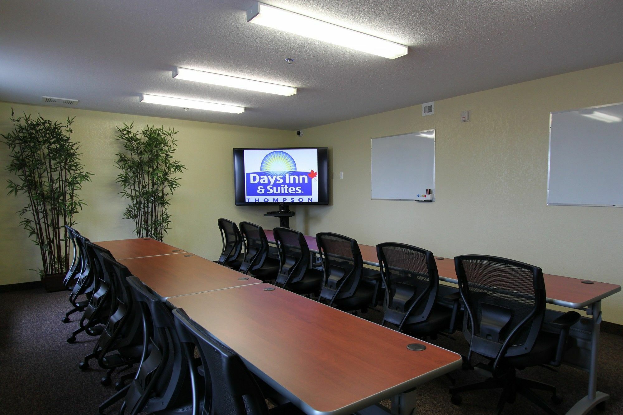 Days Inn & Suites By Wyndham תומפסון מראה חיצוני תמונה